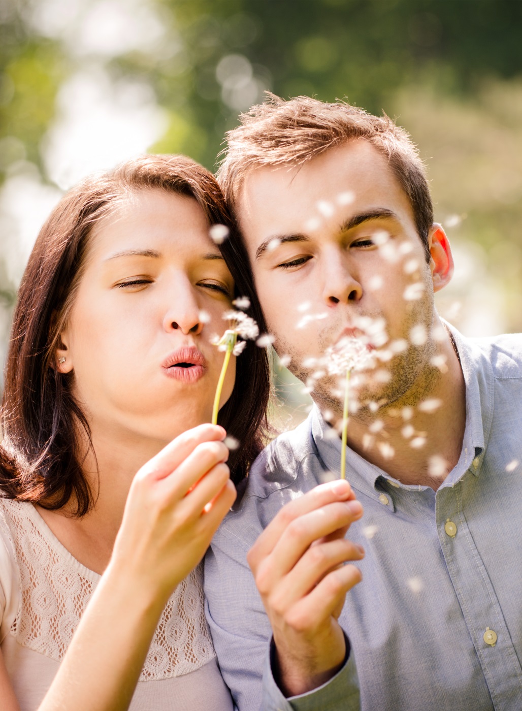 Rauchfrei leben – Paar mit Pusteblumen.