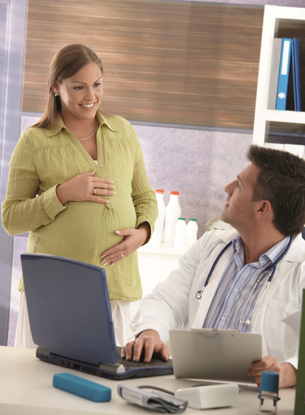 Schwangere informiert sich beim Arzt.