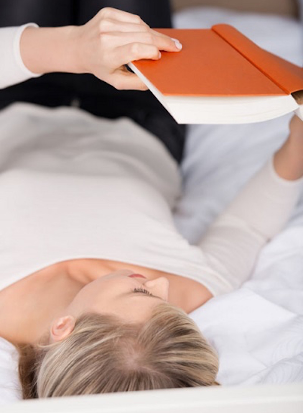 Frau liest vor dem Schlafengehen ein Buch