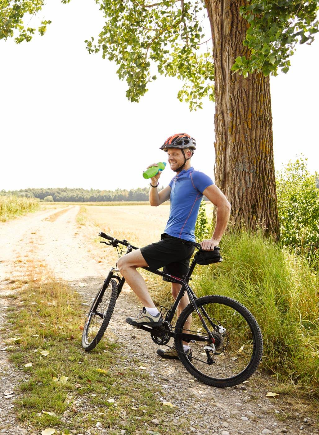 Mann auf einem Mountainbike.