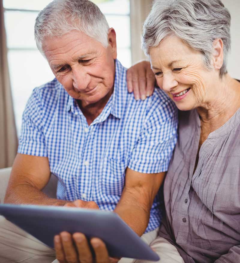 Älteres Paar mit einem Tablet in der Hand