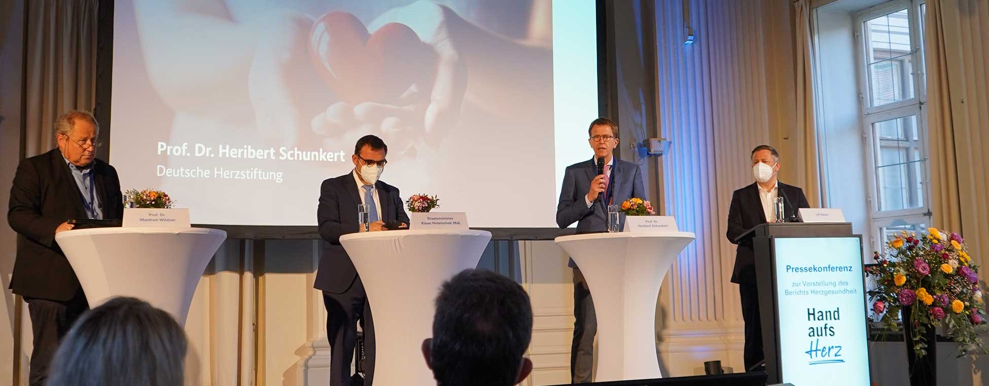 Pressekonferenz zur Vorstellung des Berichts Herzgesundheit mit dem bayerischen Gesundheitsminister Klaus Holetschek am 28. April 2022