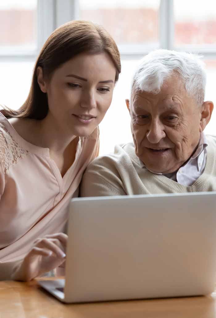 Hitze - Enkelin informiert sich mit ihrem Opa über aktuelle Hitzewarnungen am Laptop