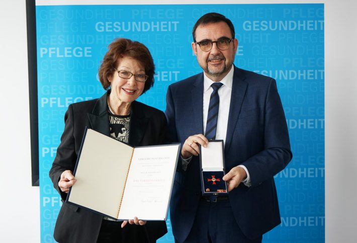 Staatsminister Klaus Holetschek händigt Dr. Marianne Koch das Bundesverdienstkreuz 1. Klasse am 1. März 2023 in München aus.