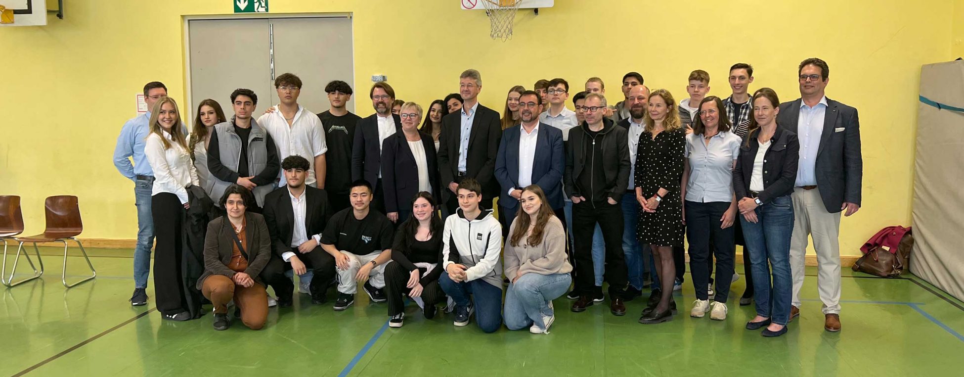 Schüler der Rudolf-Diesel-Realschule München mit Holetschek und Piazolo