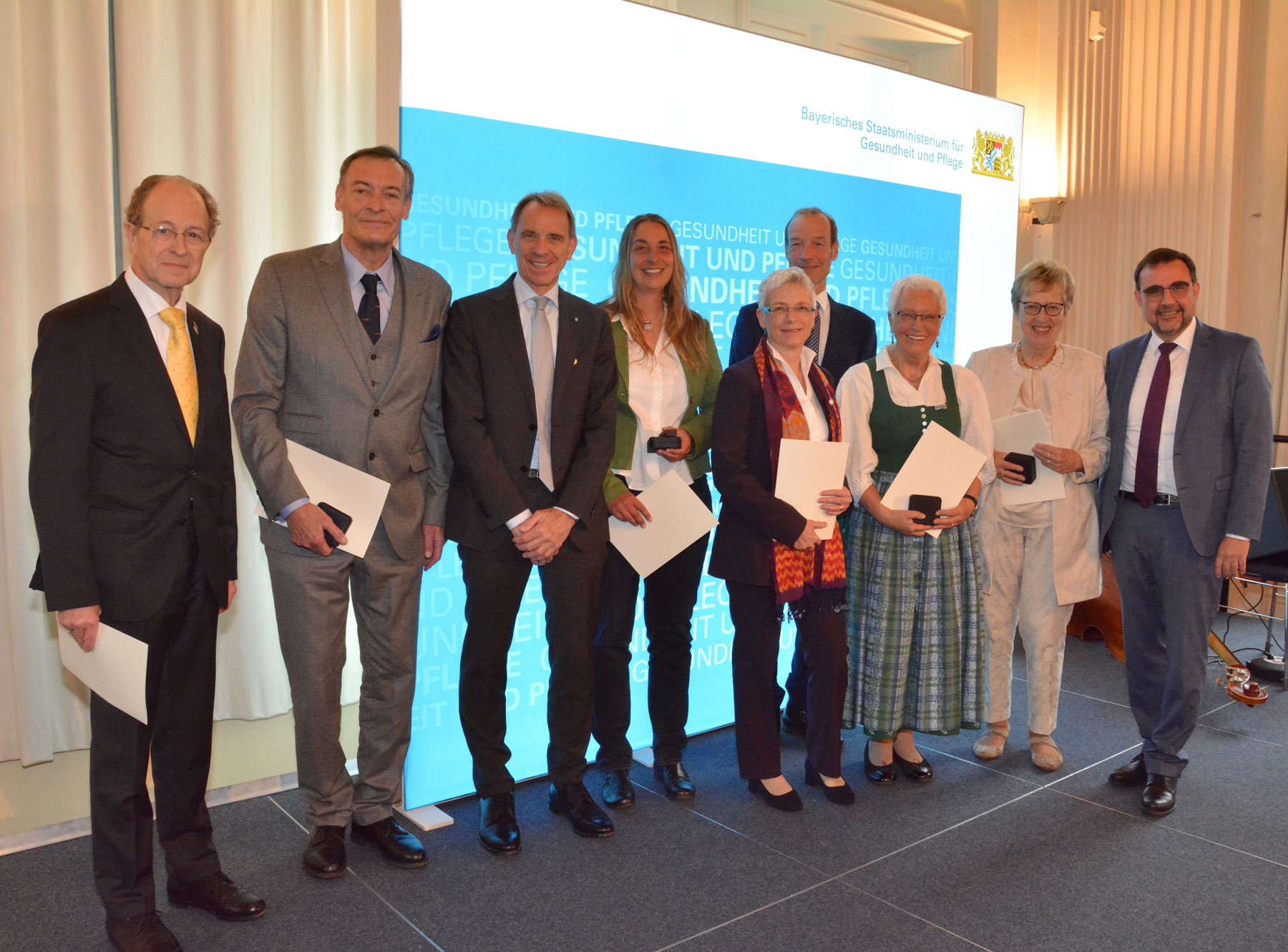 Acht Bürgerinnen und Bürger bei der Verleihung der Bayerischen Staatsmedaille für Verdienste um Gesundheit und Pflege