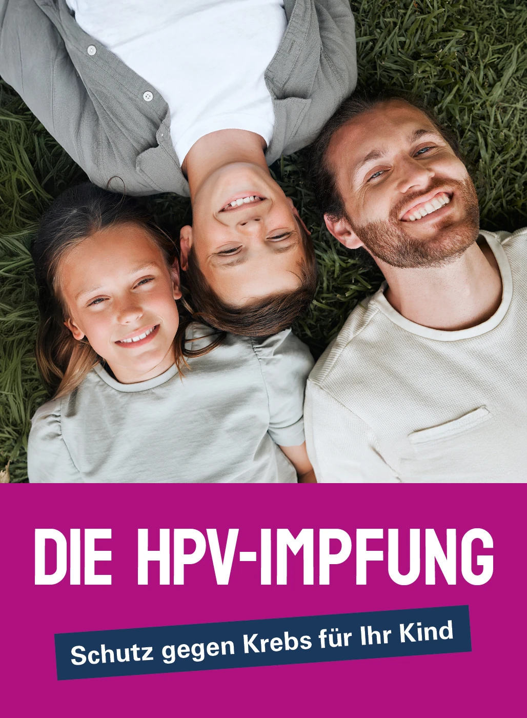 Mutter, Vater und Kind liegen auf einer Wiese; Schriftzug Die HPV-Impfung Schutz gegen Krebs für Ihr Kind