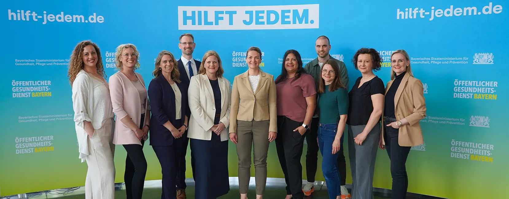 Gruppenbild der Gesichter der Kampagne zum Öffentlichen Gesundheitsdienst mit Staatsministerin Judith Gerlach